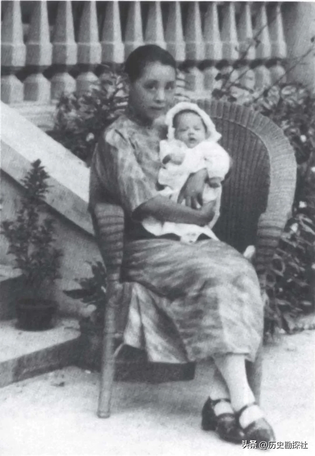 1962年，徐志摩前妻张幼仪和家人，在美国的别墅前，留下的家庭照