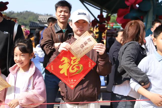 大年初六，迎六顺！观音山上众多游客接福接顺，解锁新春顺心游