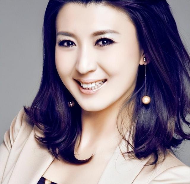 过气明星有多惨：农村走穴，穷到只剩100万，摆摊还债，体面呢？