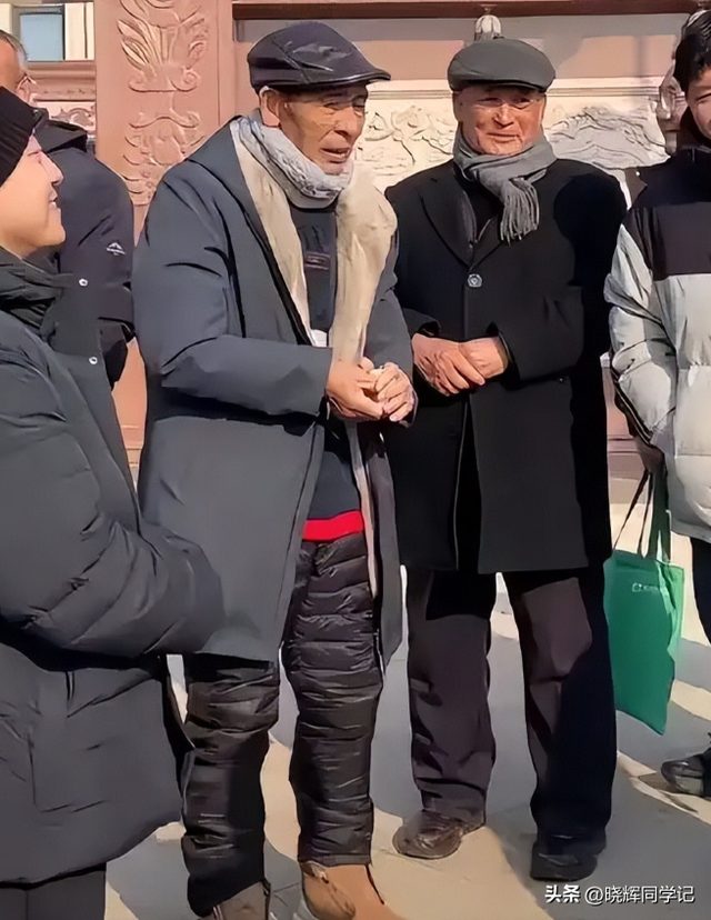 刘强东发放年货现场曝光，令人恶心的一幕出现，当场被人制止