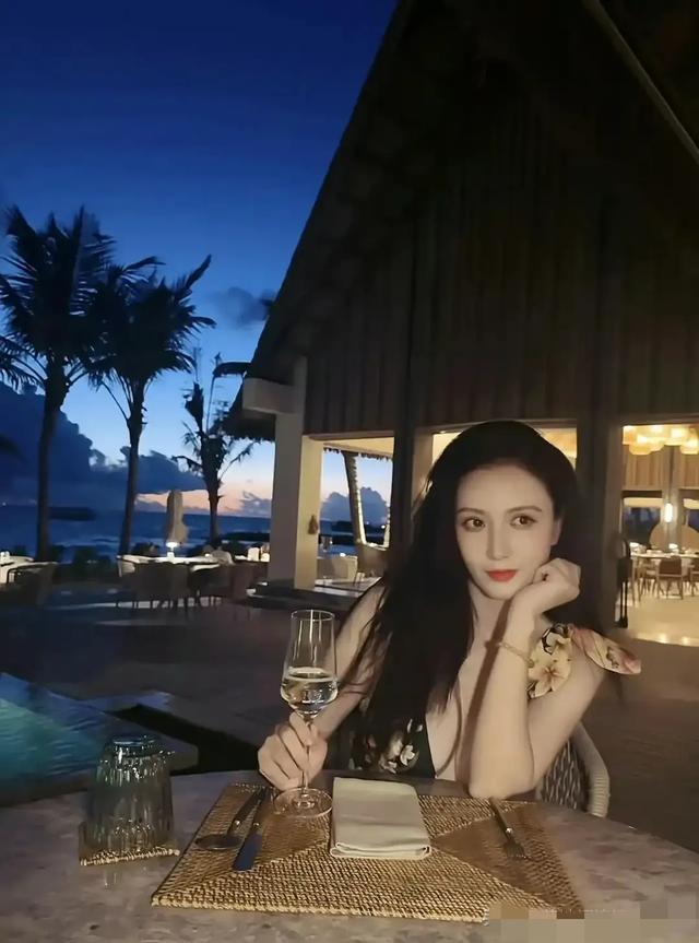 她绝对是娱乐圈胸最大的老板娘 喜欢展露身材，总是低胸深v露美腿
