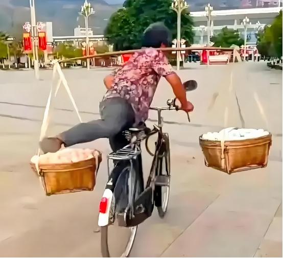 美国人评论亚洲街道：日本干净，印度脏乱，而中国只用4个字形容