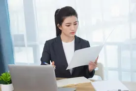 只需看一眼手机，就会自动亮起息屏显示，教你1分钟设置！方便图片