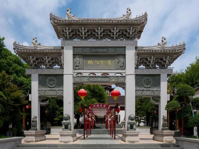 今年国庆，为什么是这座城拿了爽文剧本？