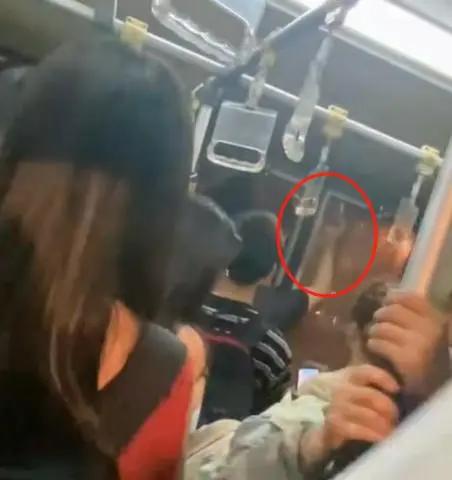 西宁机场惊魂3分钟！乘客集体砸窗自救，机场公布视频回应