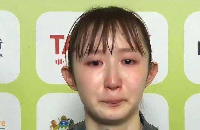 王曼昱战胜早田希娜，却在比赛时被裁判警告，她一个举动霸气回应