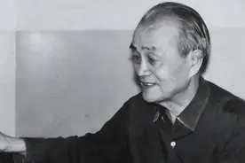 胡乔木为刘少奇起草报告，毛主席阅后写下批语，胡乔木：恕难从命图片