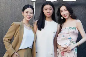 关悦带大女儿聚会，16岁佟知霏长相乖巧个子高挑，母女同框似姐妹图片
