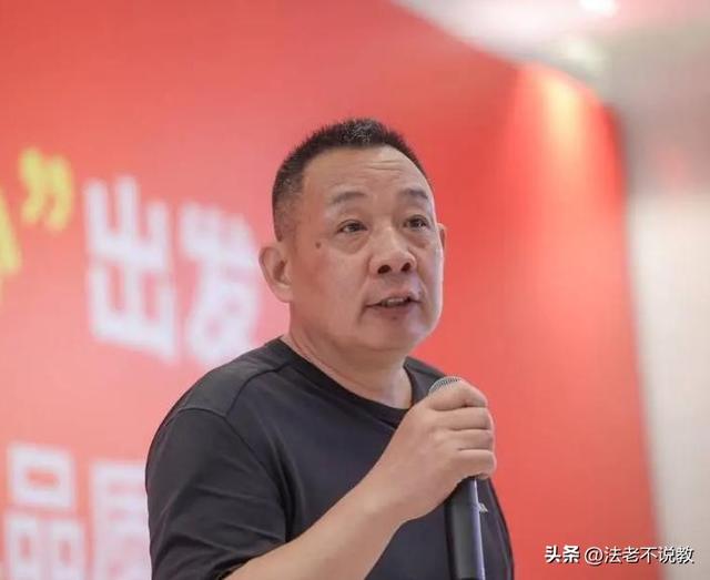 为胖东来苦干12年，因没及时迎客被开除，内幕被扒，冤的不止一个