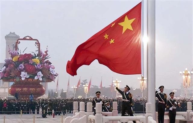 看完阅兵发现，天安门旗台下有台空调，哨兵又享受不到，给谁用？