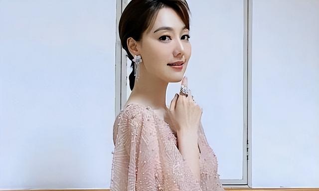 讨好大佬，陪睡上位，遭央视“开除”，她身上的标签哪个才是真的