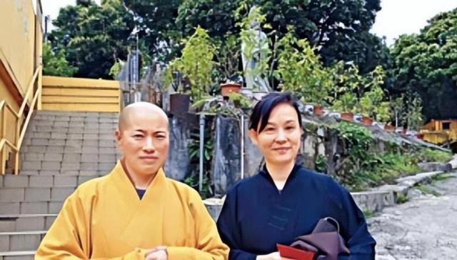 “风流尼姑”释智定落网，白天穿僧袍念经，晚上与和尚醉生梦死！