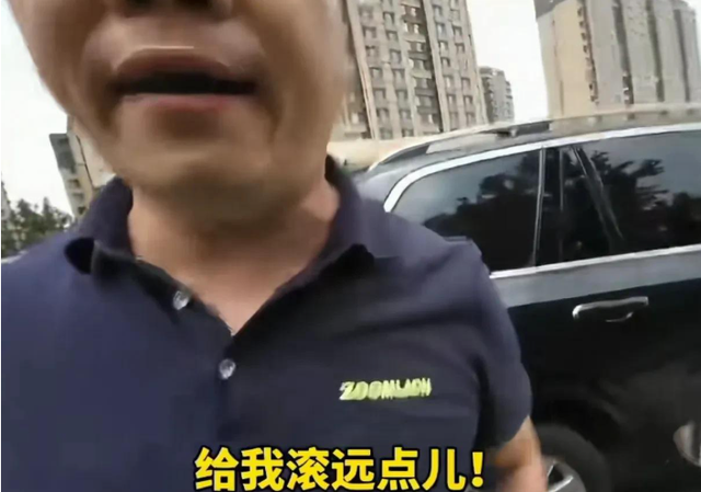 闹大了！别车工装男已被拘，真实身份被扒，警方回应，网友立大功