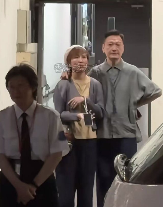 61岁陶大宇携新婚妻子看演唱会，主动搂太太肩膀秀恩爱很是幸福