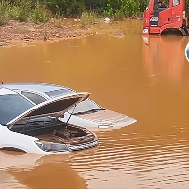 悲剧！一家4口“深夜露营”遭遇洪水，29岁妈妈和10岁儿子被冲走