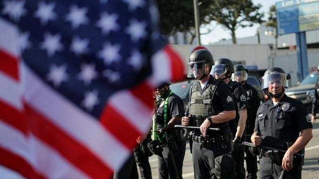 美国执法局特工撞车拖拽女子，拘禁数小时未起诉，执法程序遭质疑