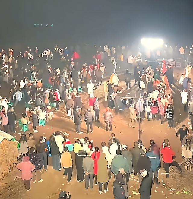 呆呆妹也没想到，杀猪宴收官才1天	， 一家人就走上了大衣哥的老路