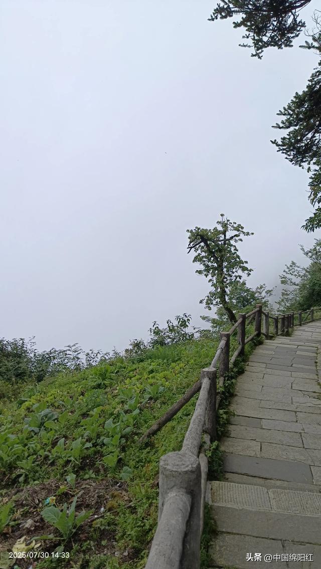 夜爬峨眉山 我花了15个小时