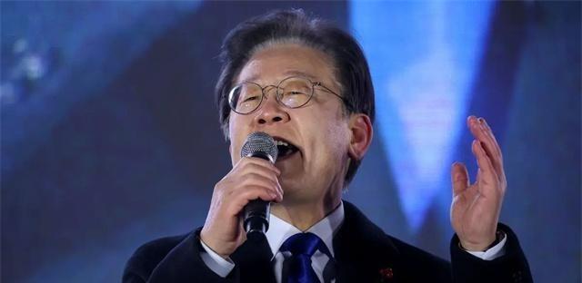 李在明拒绝出席中国阅兵，王毅挂断电话，送了韩国一句话