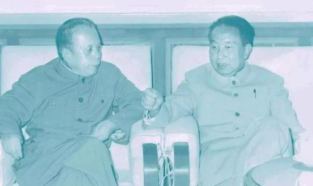 华国锋为毛主席守灵时，借口先行离开，随后拨通了一人的电话！