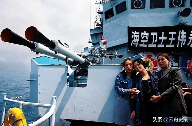 南海撞机王伟成功跳伞，咋10万人都找不到他？直到20多年后才明白