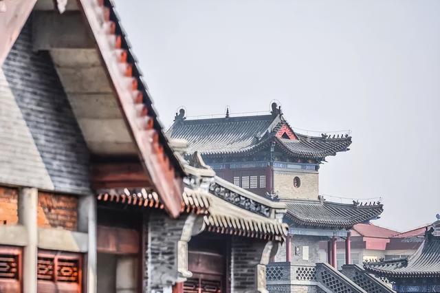 出发！跨越山与海之间，寻觅一座城→