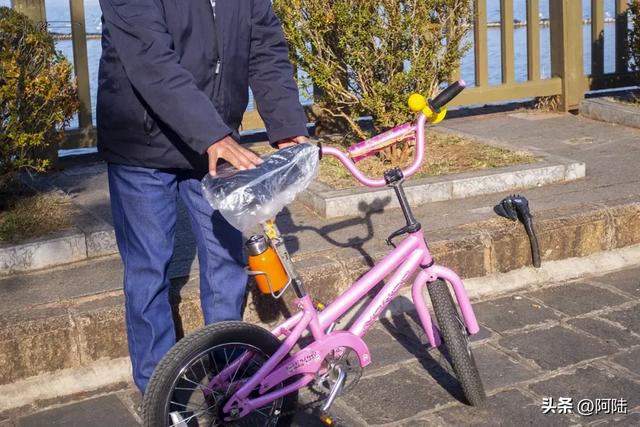 在洱海边偶遇最“潮”老头，粉色坐驾堪称是大理最靓丽的风景线