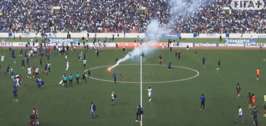 1-0爆冷！52万人口小国沸腾：再赢1场就进世界杯，全民狂欢
