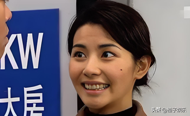 21岁拍三级，30岁被出轨，38岁嫁大佬，如今52岁没孩子也被宠成宝