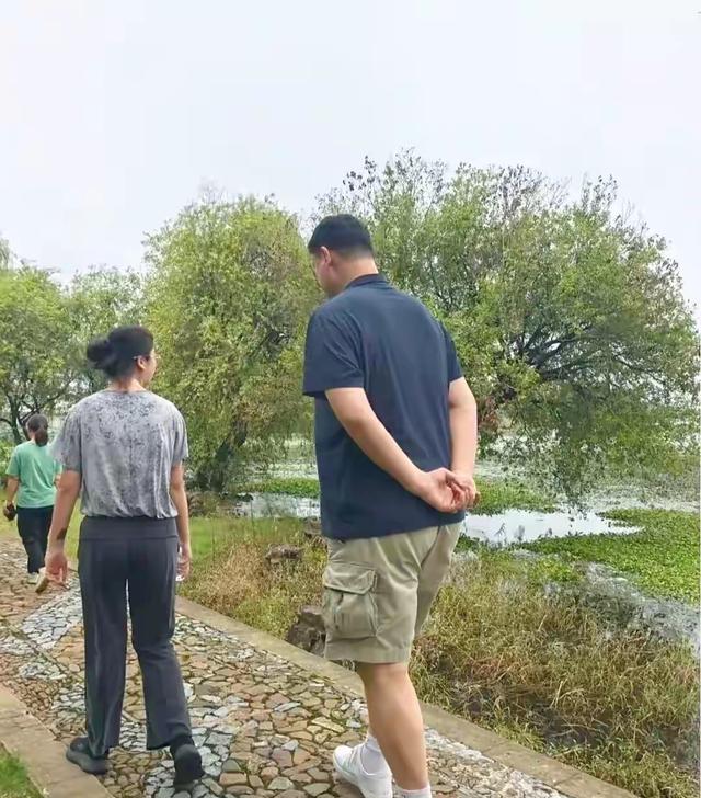 姚明和女儿现身苏州老家，感觉他们俩不怎么像，特别是走路的样子