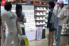 笑死了！全红婵不敢回家，穿一双红色拖鞋逛街 打扮时尚去撸猫图片