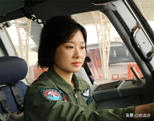阅兵上运20女机长找到了！又美又飒，丈夫更强，履历让人心服口服