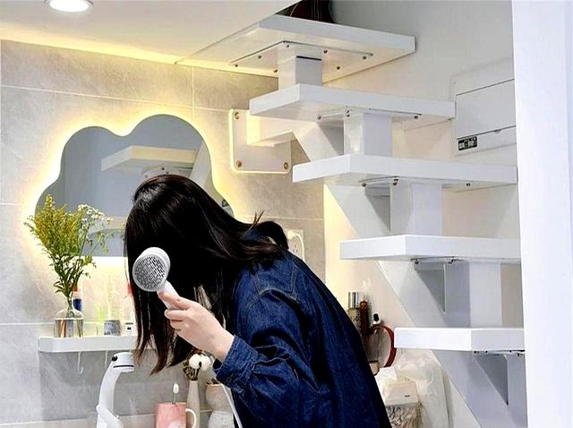 香港一姑娘攒下9㎡小屋，将客厅切成两半，隔出2室2厅，真高级