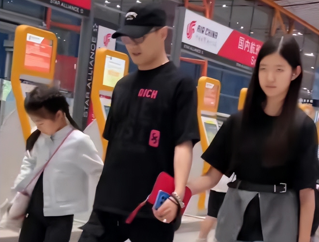 汪峰带4个儿女回国，落地不到48小时，恶心的一幕出现了