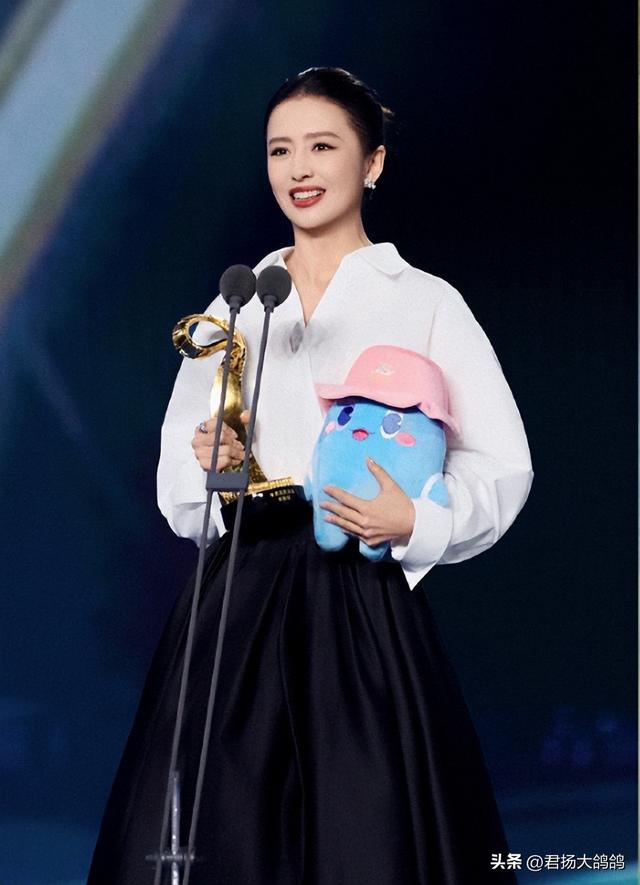 离婚4年，42岁佟丽娅高调官宣喜讯	，陈思诚终为自己的错误买了单