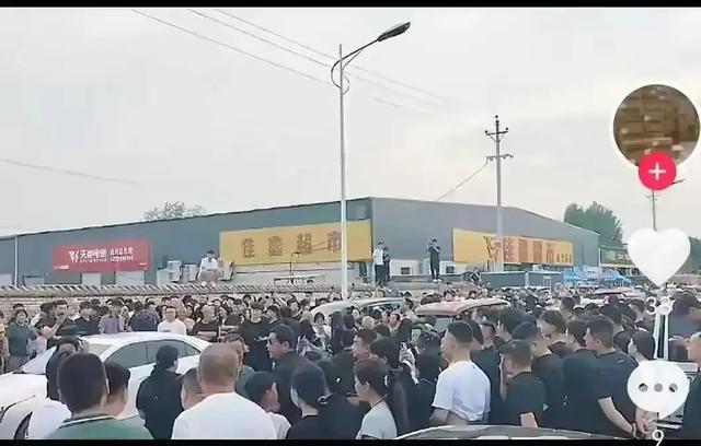 河北男老板约会女员工后续:下跪后超市仍关门,女方漂亮 详情被扒