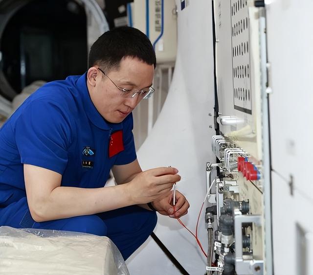 张洪章：从农村集市“守摊娃”到飞天英雄，他和妻子有个约定