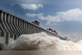 三峡的离谱谣言：80多条裂缝能放手掌，坝体弯曲将毁灭半个中国？图片