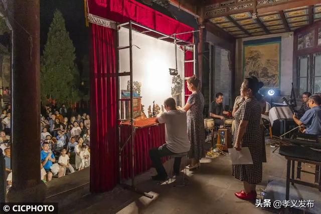 山西孝义：观皮影 享清凉