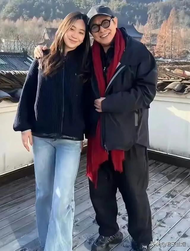 李连杰来安徽九华山!62 岁打扮朴素有点显老,22 岁女儿长相竟像妈