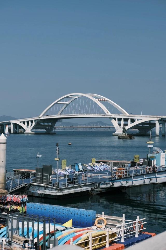 厦门五缘湾帆船港，坐拥2平方公里的宽阔水域，景观优美四季有风