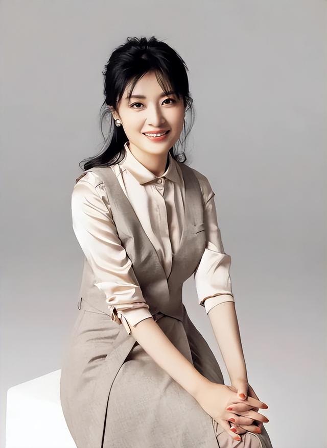 她是“央视一姐”，结婚12年选择离婚，坦然：婚姻给我的尽是痛苦