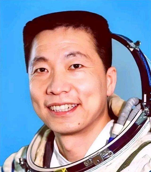 我国首位航天员杨利伟，被授予少将军衔，退休后能享受什么待遇？