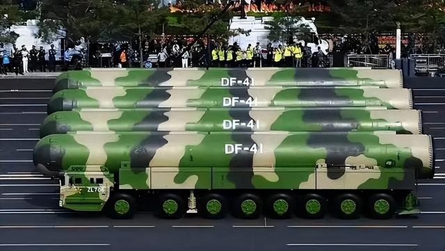 中美航母“历史性会师”？解放军百艘舰艇出动，西太乱成了一锅粥