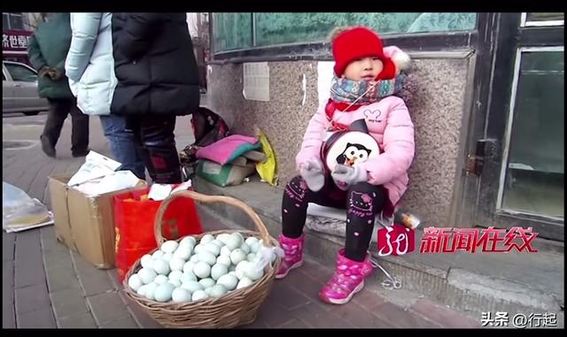 鹤岗13岁女孩凌晨卖鸭蛋惹争议，妈妈晒出“豪车”回应！