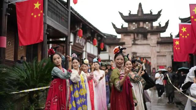 国庆首日“开门红”！昭化古城开启“人海”模式