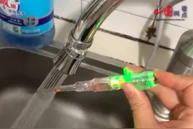 女子用加热水龙头有酥麻感测出漏电，当事人：140块钱，洗碗时感觉手麻甚至有疼痛感，商家称会换一个图片