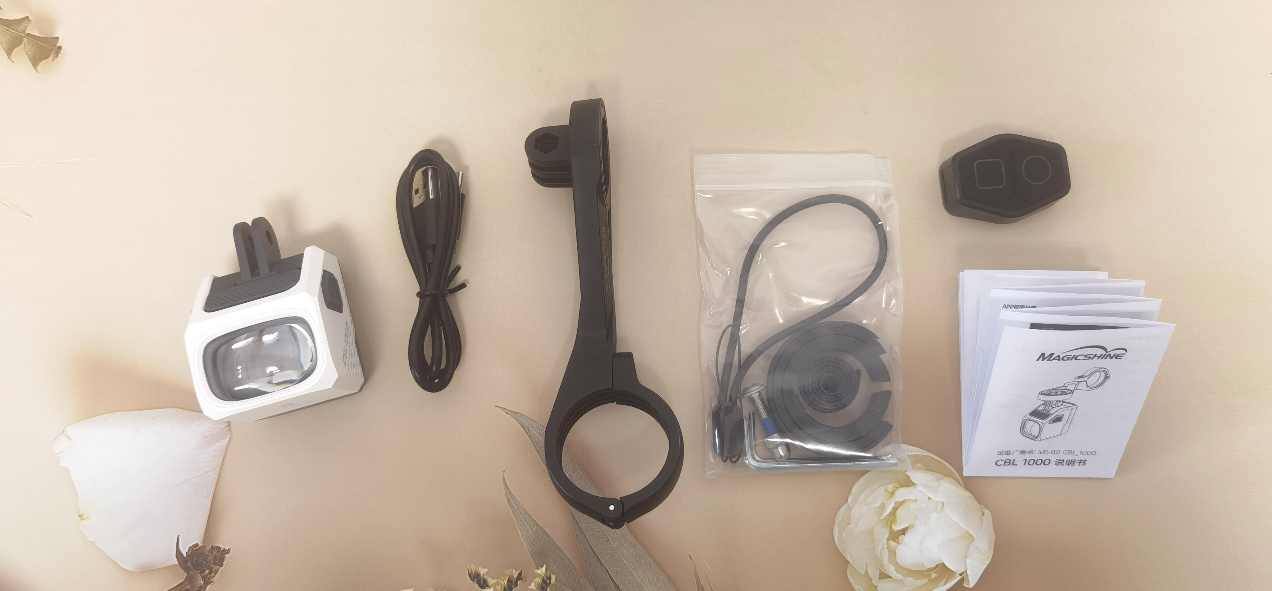 自行车夜骑不怕黑,迈极炫防眩目下挂前灯,让骑行更安全!