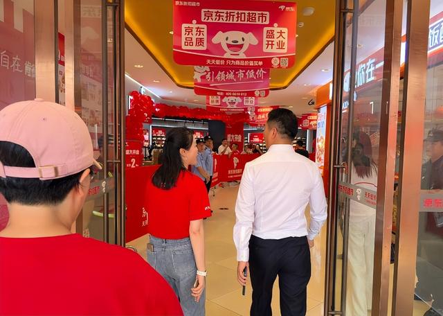 刘强东回老家，凌晨1点喝到脸通红，穿拖鞋做鬼脸，乡亲帮洗房子