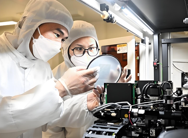 黄仁勋或没料到，飞机刚走不久，他辛苦搭的台子，就被周鸿祎点破